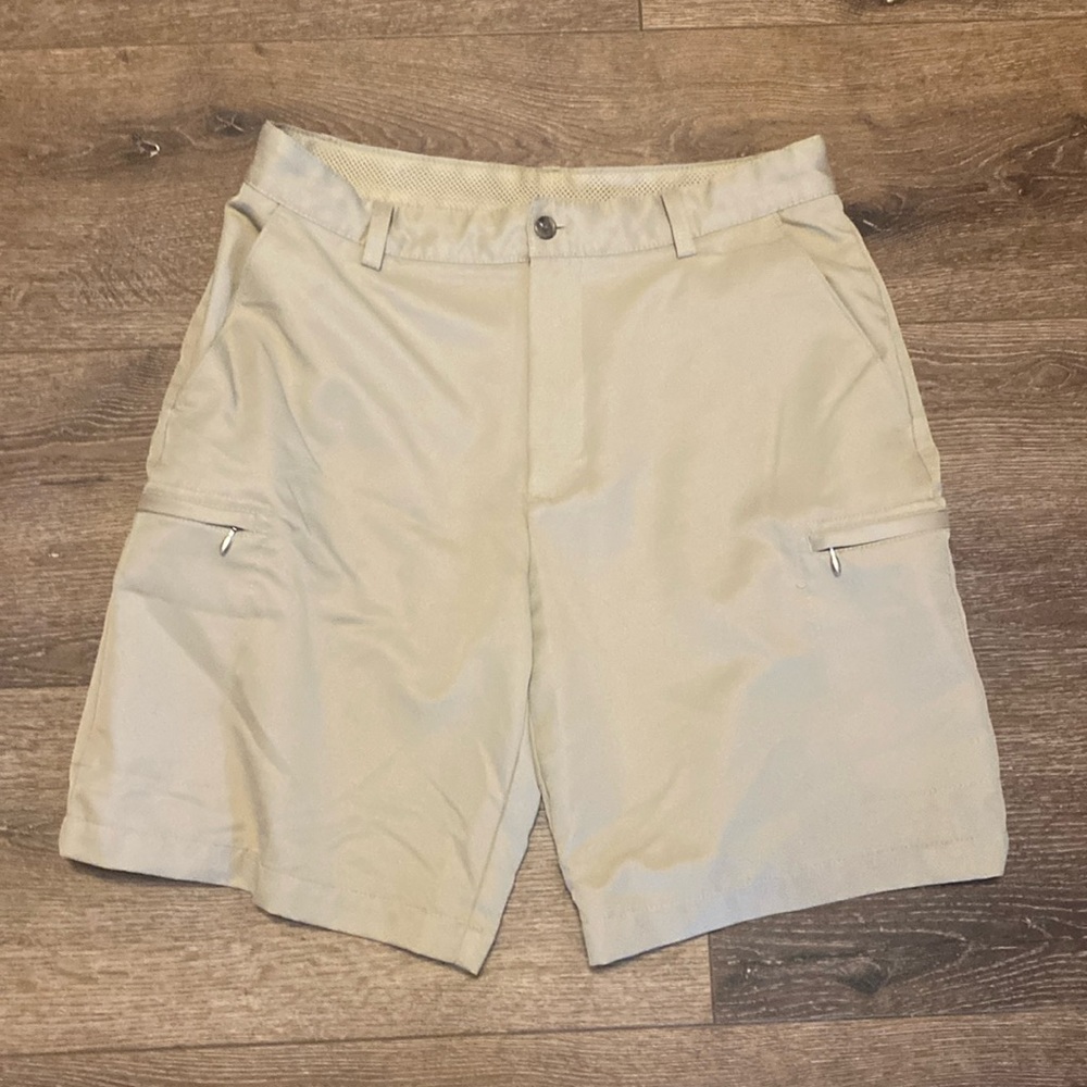 Izod golf khaki shorts 32